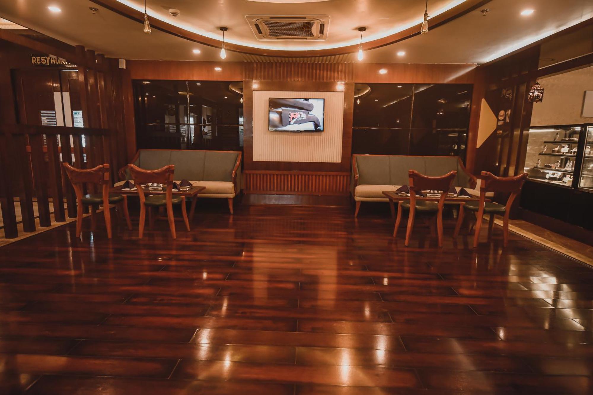 Konark Grand Hotel Mirzāpur Exterior foto