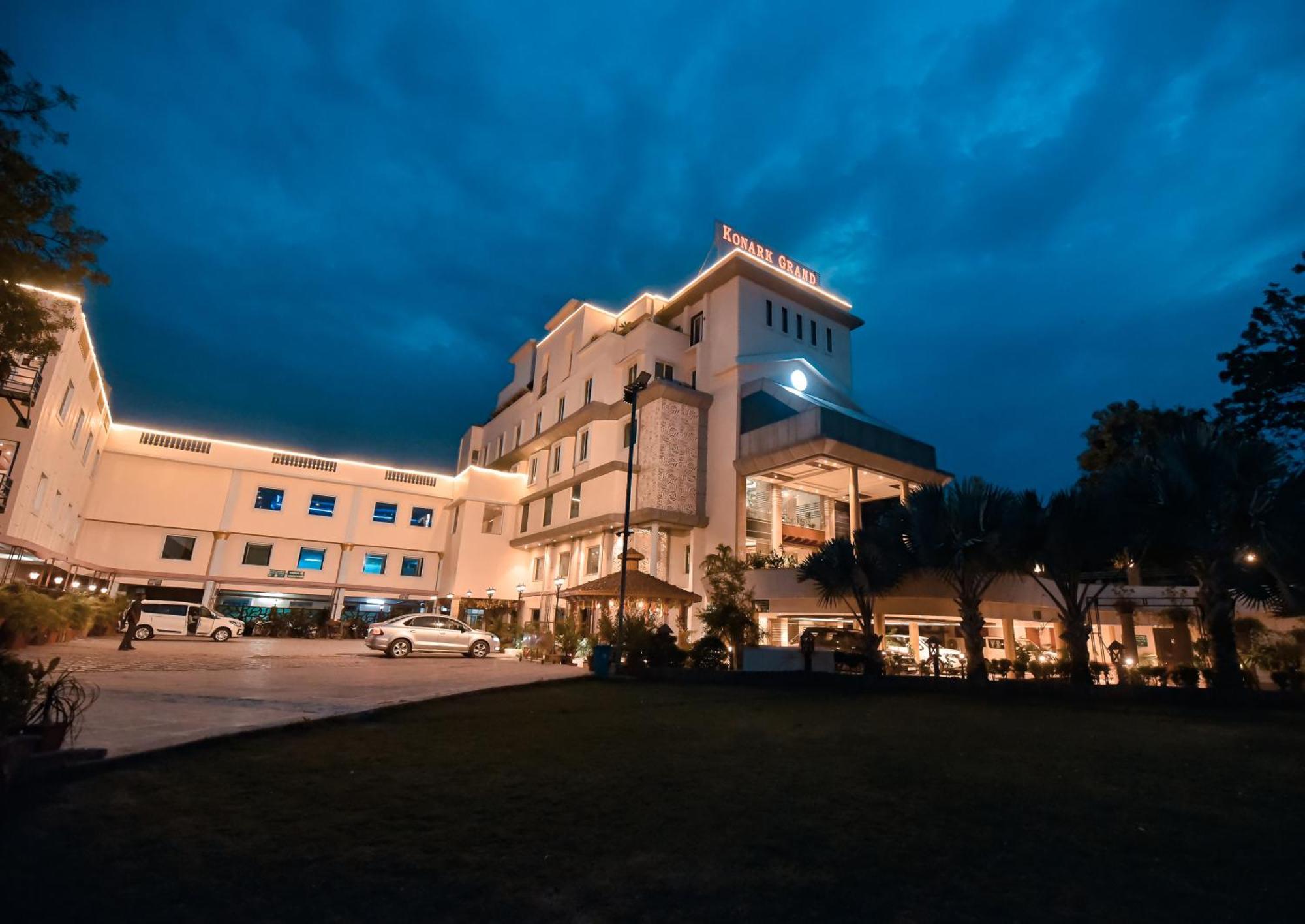 Konark Grand Hotel Mirzāpur Exterior foto
