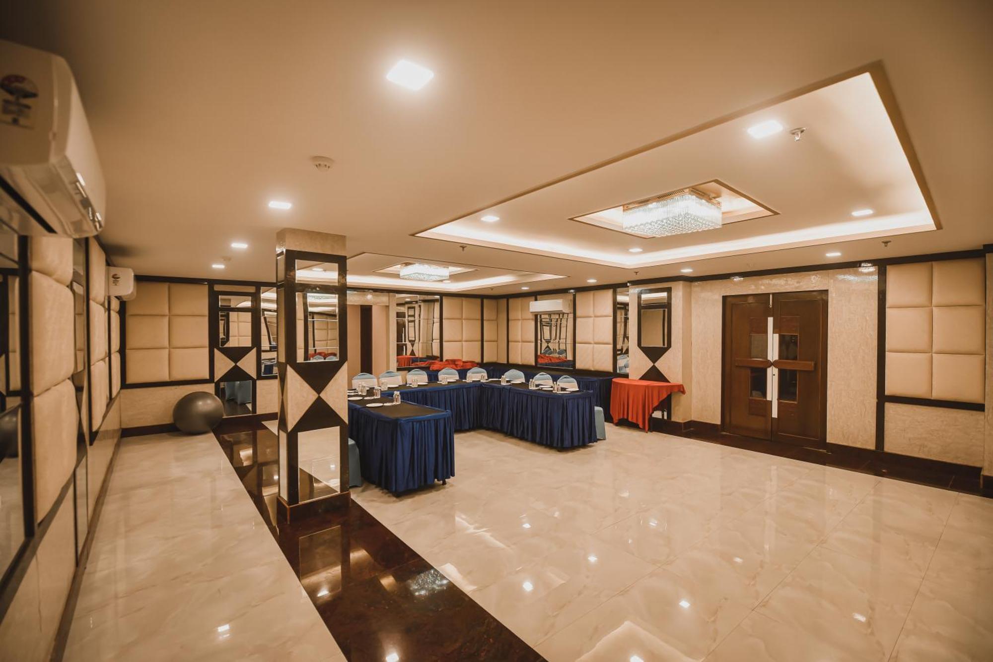 Konark Grand Hotel Mirzāpur Exterior foto