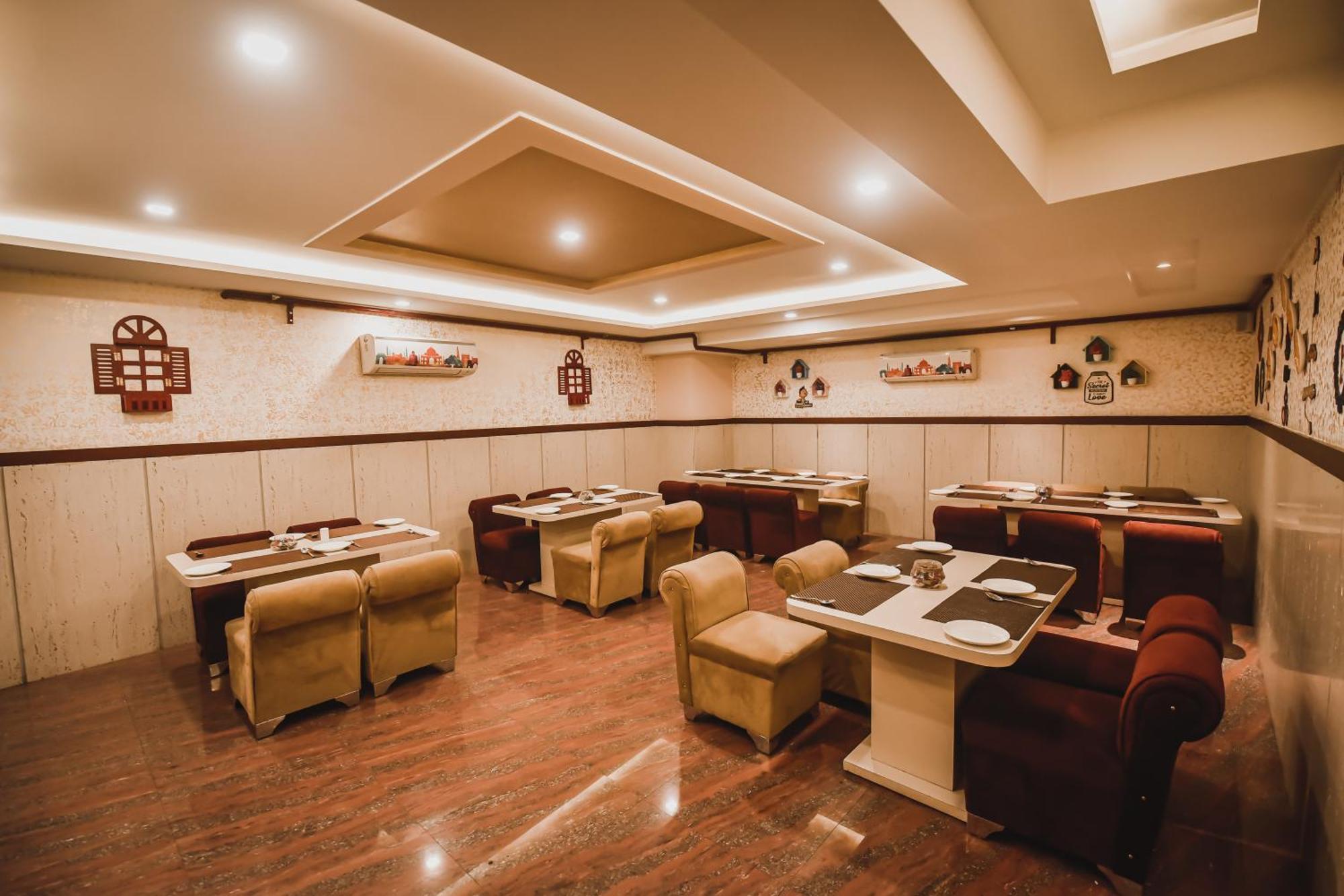 Konark Grand Hotel Mirzāpur Exterior foto