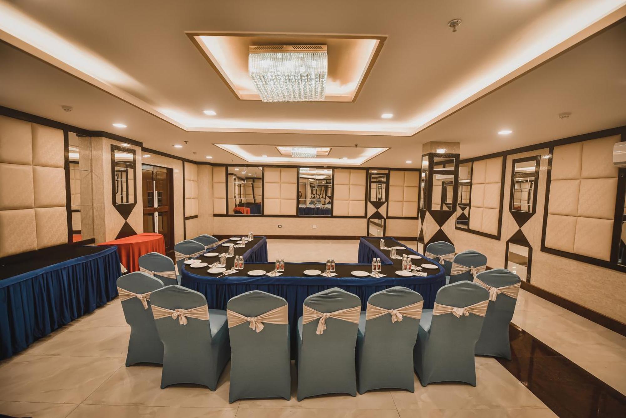 Konark Grand Hotel Mirzāpur Exterior foto