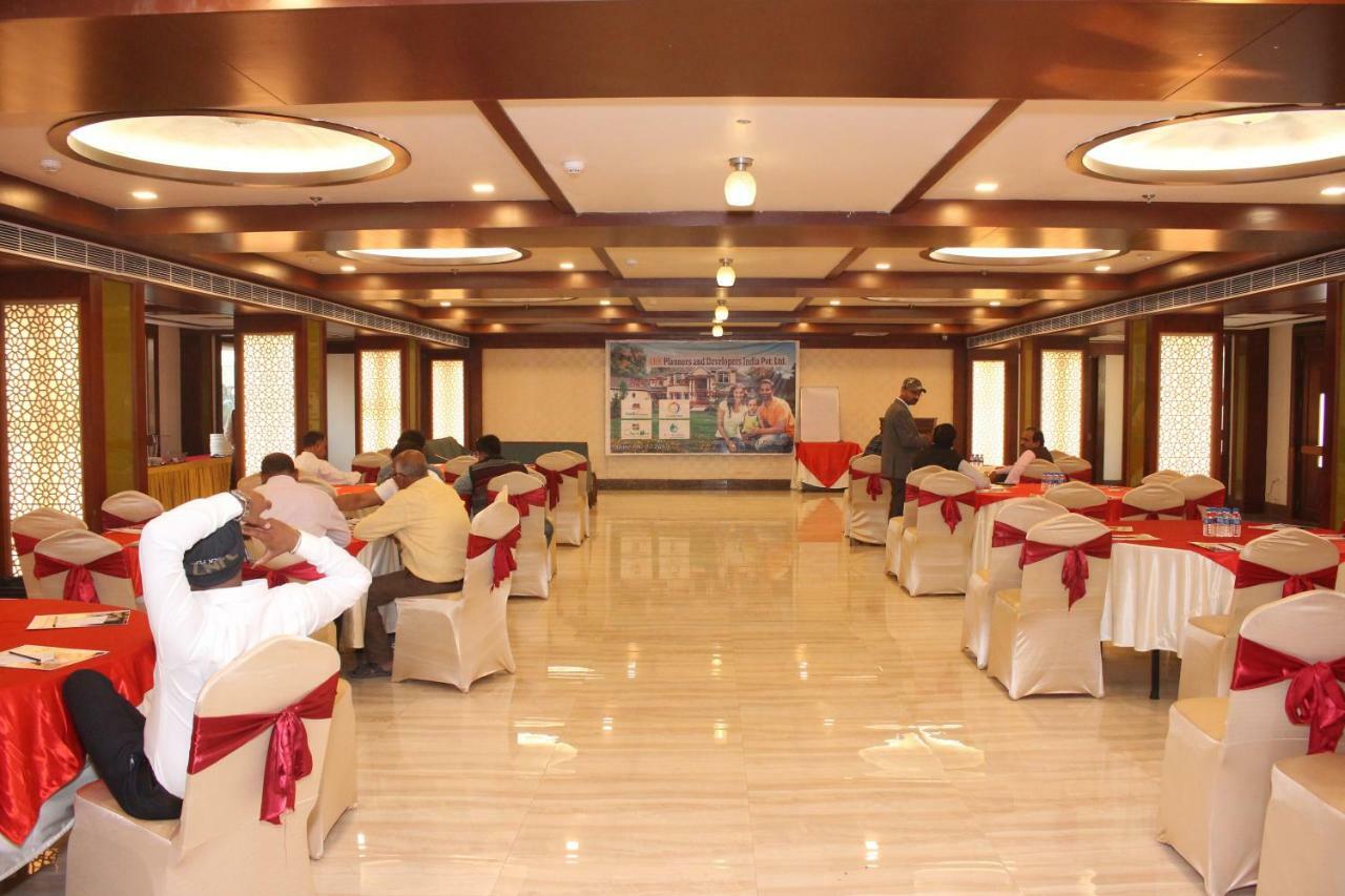 Konark Grand Hotel Mirzāpur Exterior foto